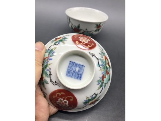 五彩描金寿桃纹盖碗
