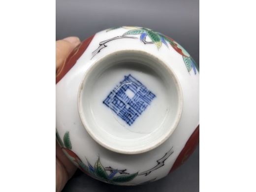 五彩描金寿桃纹盖碗