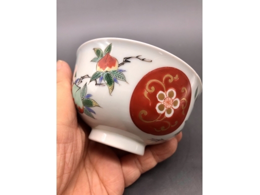 五彩描金寿桃纹盖碗