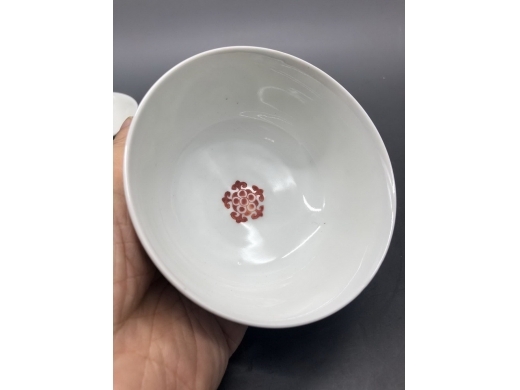 五彩描金寿桃纹盖碗