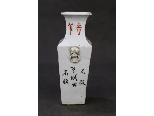 粉彩彩人物小方瓶