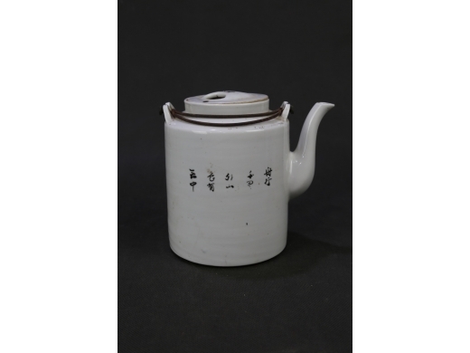 粉彩山水人物提梁壶