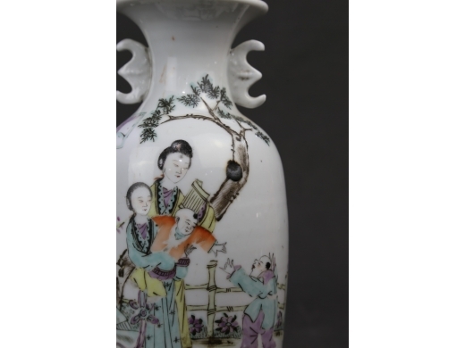 粉彩人物小瓶