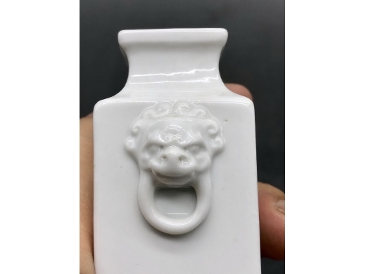 白釉狮耳衔环方瓶