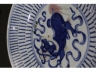 青花加紫狮球盘