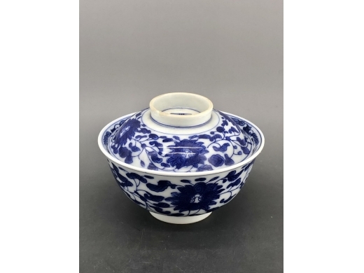 青花缠枝宝相花盖碗