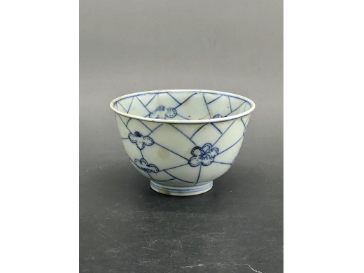 青花淡描冰梅纹米通花茶碗