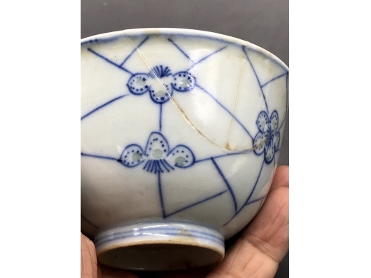 青花淡描冰梅纹米通花茶碗