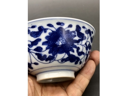 青花缠枝宝相花盖碗