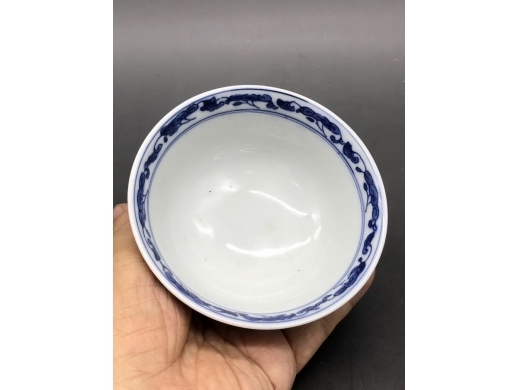 青花缠枝宝相花盖碗