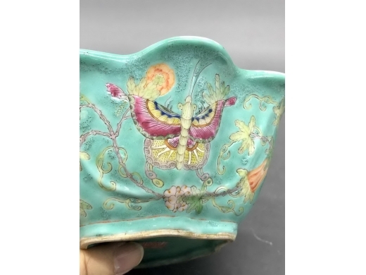 绿地粉彩瓜蝶绵绵叶型笔洗