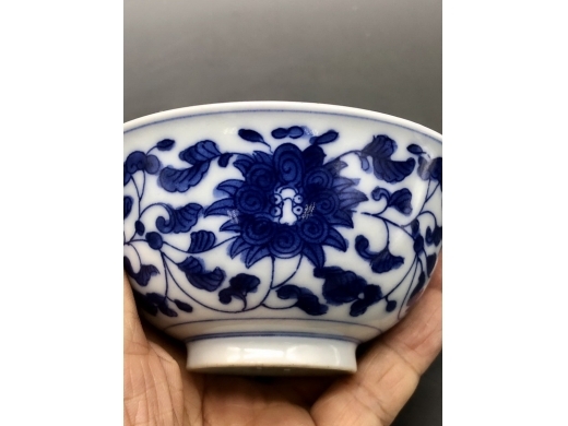 青花缠枝宝相花盖碗