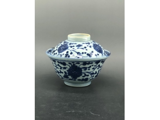 青花缠枝宝相花纹盖碗