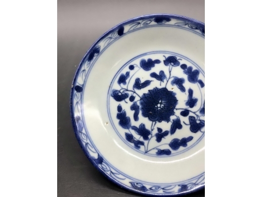 青花缠枝花纹盘