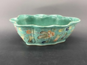 绿地粉彩瓜蝶绵绵叶型笔洗