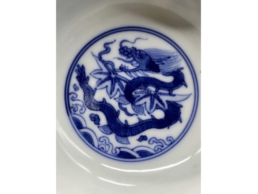 青花莲托八宝纹卧足碗