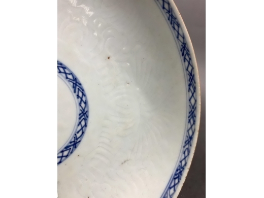 青花剔花花卉纹盘