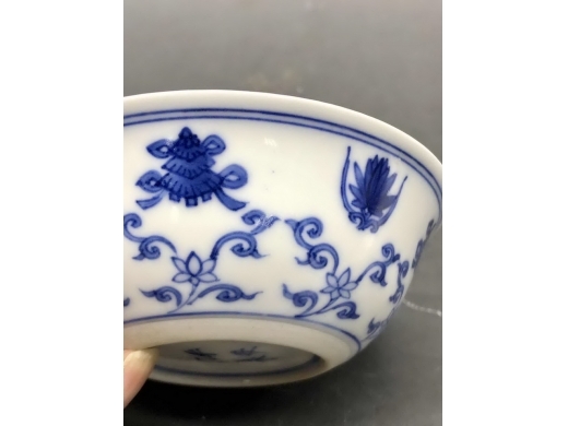 青花莲托八宝纹卧足碗