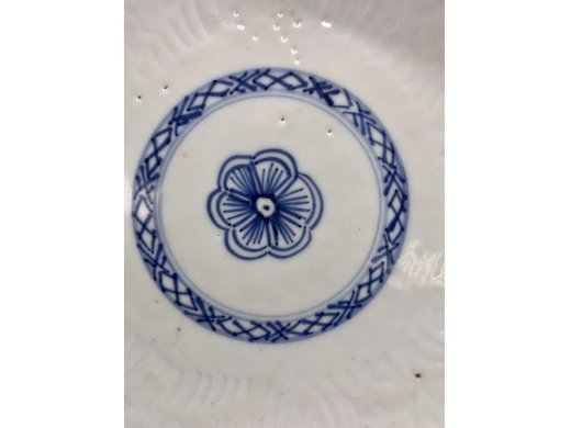 青花剔花花卉纹盘