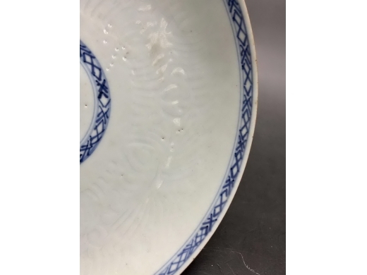 青花剔花花卉纹盘