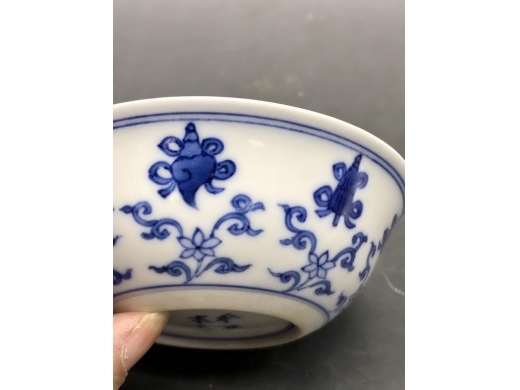 青花莲托八宝纹卧足碗