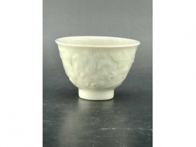白釉模印花卉纹茶盏