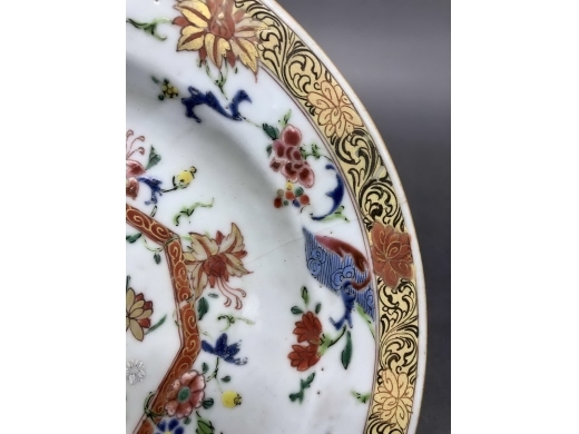粉彩描金博古纹折沿盘