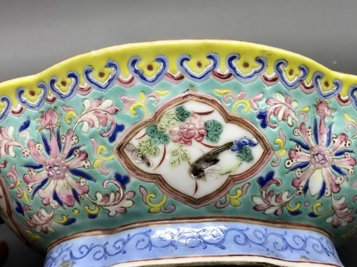 绿地缠枝粉彩开光花鸟海棠形供碗