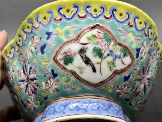 绿地缠枝粉彩开光花鸟海棠形供碗