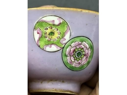 天蓝地粉彩皮球花茶盏