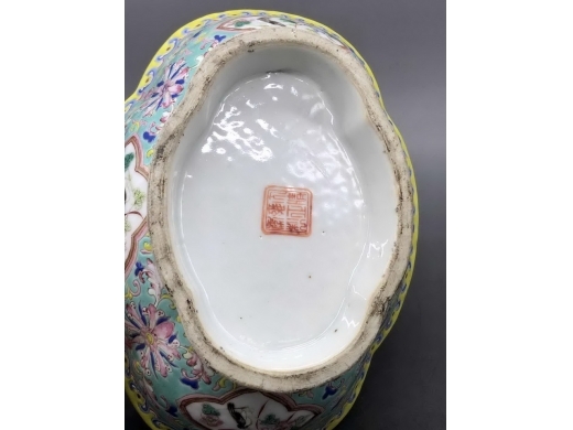 绿地缠枝粉彩开光花鸟海棠形供碗