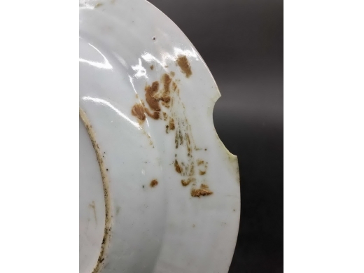 粉彩描金博古纹折沿盘
