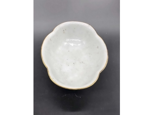 绿地缠枝粉彩开光花鸟海棠形供碗