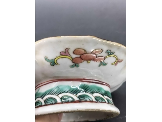 粉彩花鸟纹三角型供盘