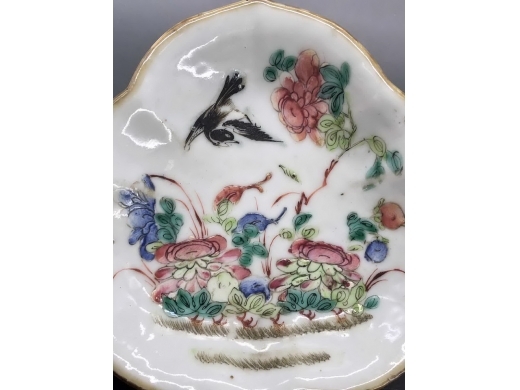 粉彩花鸟纹三角型供盘
