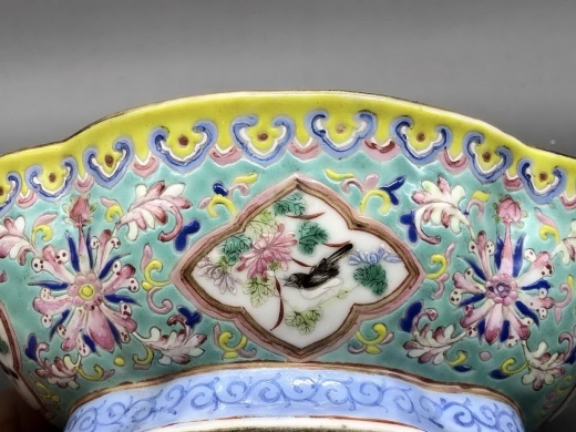 绿地缠枝粉彩开光花鸟海棠形供碗