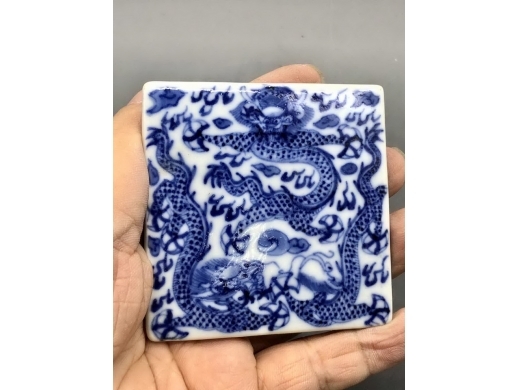 青花云龙纹四方印盒