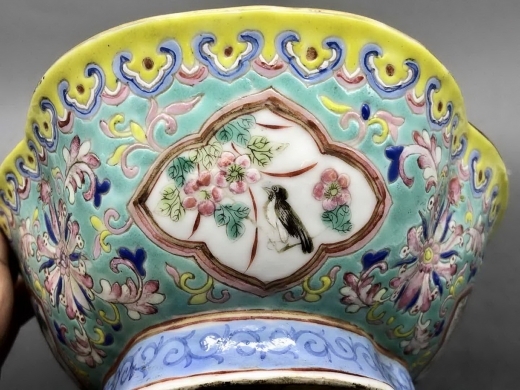 绿地缠枝粉彩开光花鸟海棠形供碗