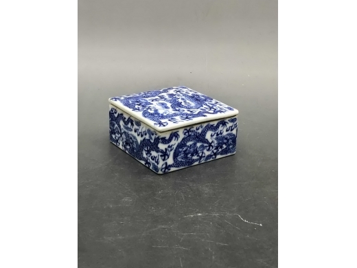 青花云龙纹四方印盒