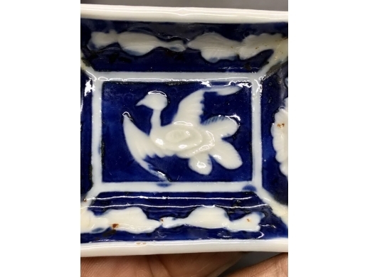 青花蓝地白花凤纹长方倭角碟