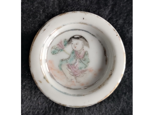 粉彩麒麟送子油盒
