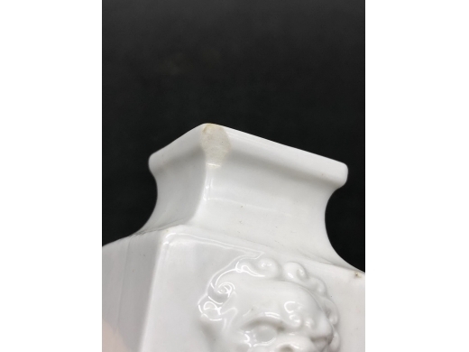 白釉狮耳衔环方瓶