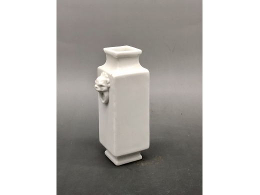 白釉狮耳衔环方瓶