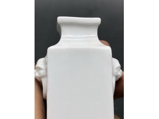 白釉狮耳衔环方瓶