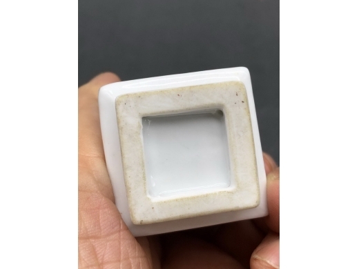 白釉狮耳衔环方瓶