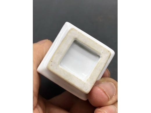 白釉狮耳衔环方瓶