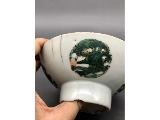 粉彩团龙纹高足碗