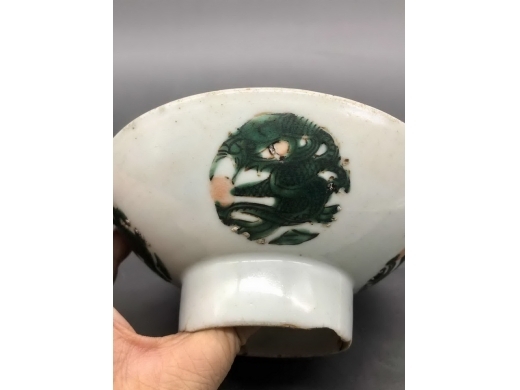 粉彩团龙纹高足碗