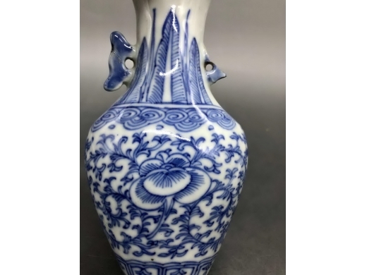 青花淡描勾莲纹壁瓶