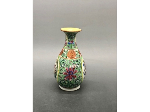 广彩锦地开光花鸟玉壶春瓶